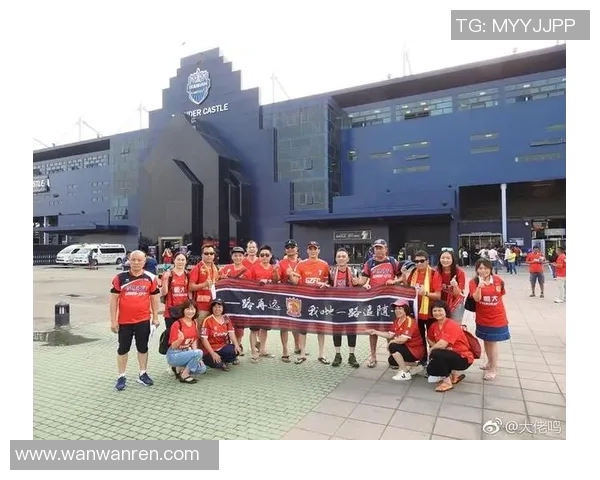 足球巨星登陆日本引爆热潮球迷争相追随掀起全新观赛狂欢